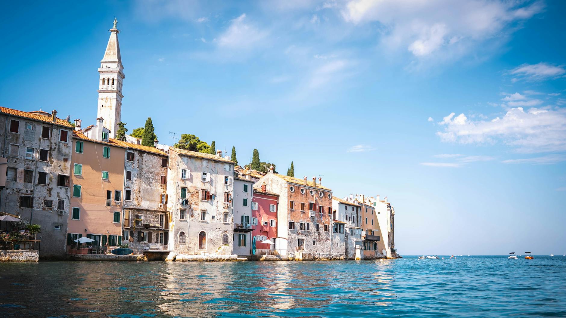 Rovinj nad Adriatykiem z kolorową zabudową i wysoką wieżą kościoła