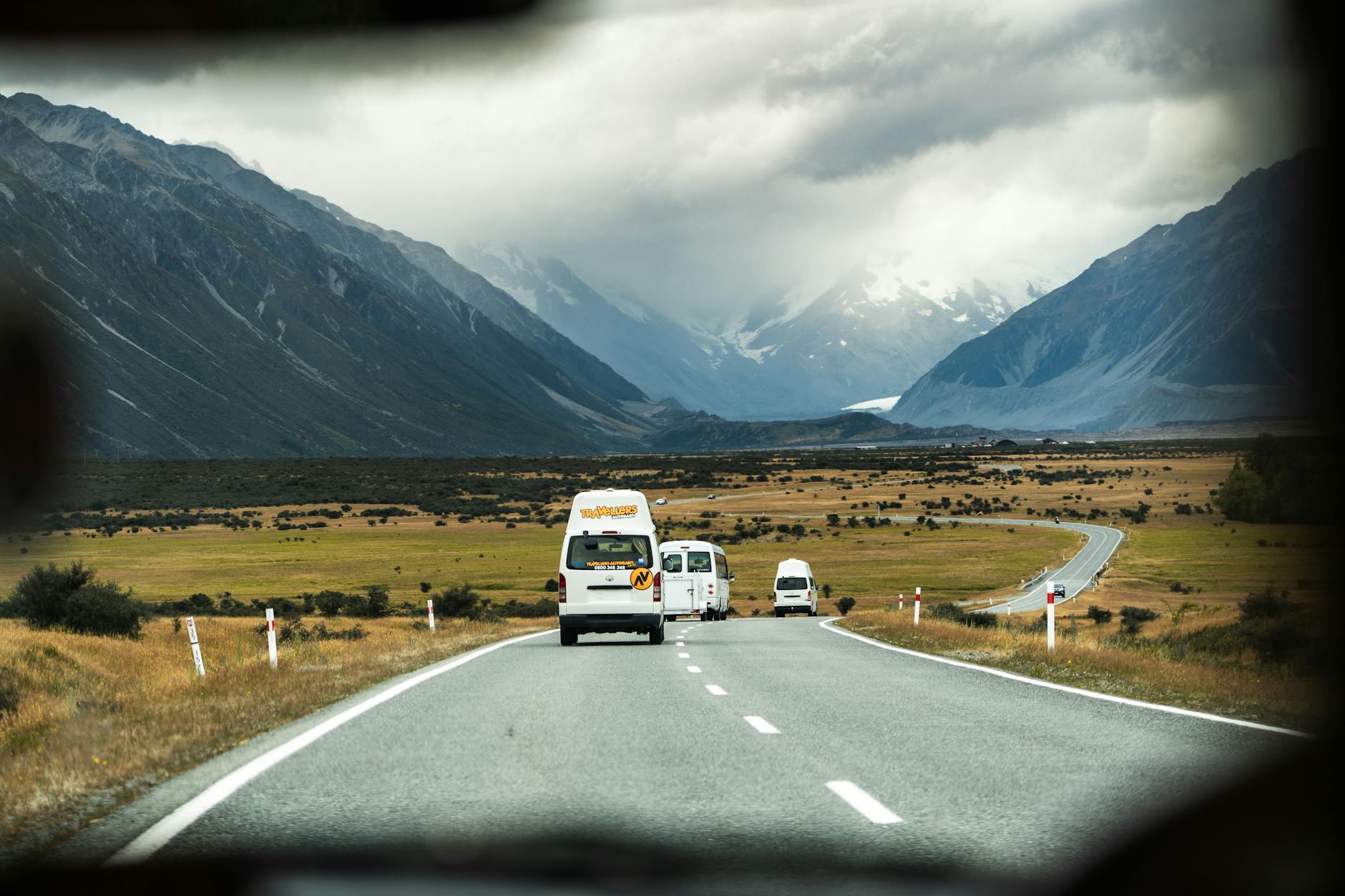 Droga przez góry w Nowej Zelandii prowadząca w stronę Mount Cook