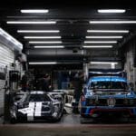 Klasyczne BMW i auta wyścigowe w nocnym garażu, pasja do tuningu