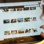 Kobieta uczy się edycji zdjęć w Adobe Lightroom na laptopie