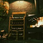 Przytulne wnętrze z kominkiem i regałem na wino w piwniczce