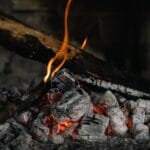 Żarzące się polana kominkowe podczas nocnego, długiego palenia