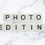 Zbliżenie na literki tworzące napis photo editing na marmurowym tle