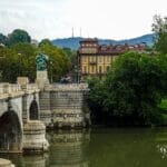 Wilgotne drewno kominkowe po czym je poznasz i dlaczego niszczy twój komin