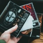 Dłoń trzymająca kolekcję płyt CD