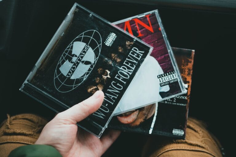 Dłoń trzymająca kolekcję płyt CD